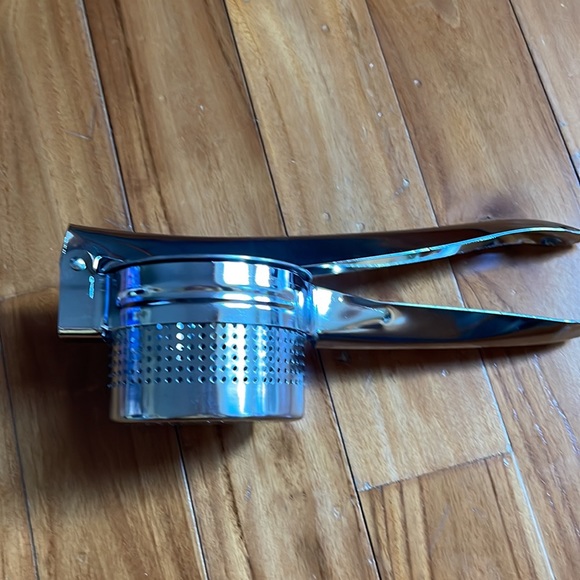 Metal potato ricer masher. Easy squeeze handle, easy clean and dishwasher safe - Picture 2 of 6